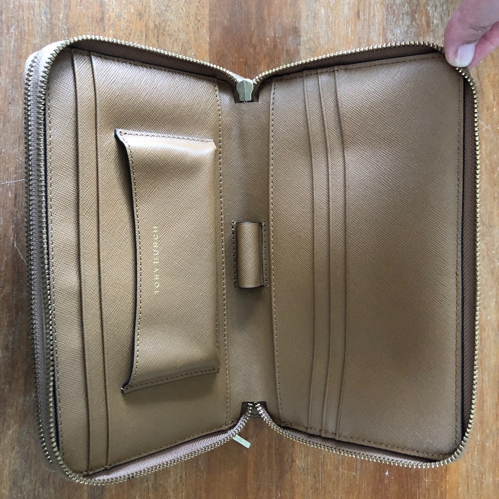 Tory Burch clutch/wallet. - Picture 3 of 8